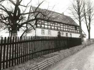 Augustusburg-Erdmannsdorf, Kunnersdorfer Straße 4. Wohnhaus (vor 1788). Straßenansicht mit Zaun