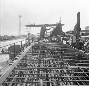 Elster (Elbe). VEB Betonwerk Laußig, Betriebsteil Betonwerk Elster (Betonwerk für Produktion von Tiefbauerzeugnissen). Werksgelände. Bewehrung. Betonarbeiter bei der Herstellung von Stahlbetonplatten
