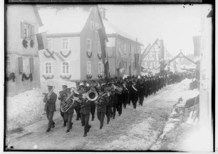 Primizfeier Benzinger 1931; Prozession, im Vordergrund Musik kapelle, dahinter Männer mit Zylinder