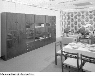 Anbauwand : Ausstellungskoje mit Wohnzimmermöbeln. Ansicht mit Anbauwand (1977; VEB Wohnraummöbelkombinat Anklam)