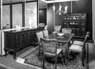 Ausstellungskoje des VEB Polstermöbelkombinat Oelsa-Rabenau mit Stilmöbel-Speisezimmer