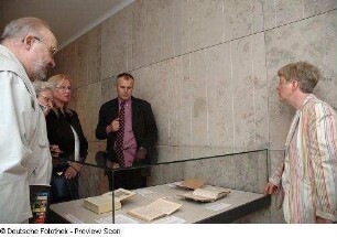 Dr. Klaus Mauersberger, Direktor der Kustodie der TU Dresden, führt durch die Sonderausstellung "Bibliothek und Wissenschaft - Bedeutende Bibliothekare aus 450 Jahren"