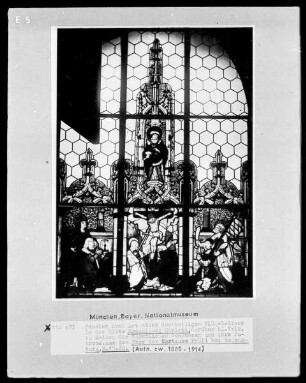 Fenster nach Art eines dreiteligen Flügelaltars: in der Mitte Kreuzigung Christi, darüber hl. Veit, zu Seiten die fürstlichen Donatoren und ihre Patrone