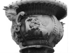 Dresden-Altstadt. Prunkvase (A. Corradini) mit der Darstellung der vier Kontinente, stadtseitiger Eingang der Hauptallee im Großen Garten