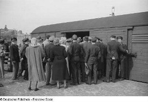 Schaulustige vor dem Waggon