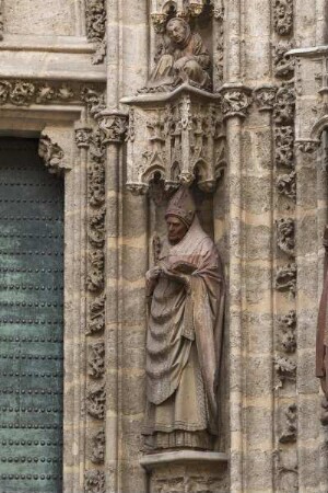 Puerta del Bautismo — Darstellung der Stadtheiligen Sevillas in den rechten Gewändesträngen — Der heilige Leander von Sevilla