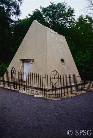 Rheinsberg, Lustgarten Rheinsberg, Grabpyramide.