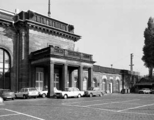 Bahnhof Dresden-Neustadt. Empfangsgebäude, Teilansicht von Süden mit Königseingang : Dresden-Neustadt, Schlesischer Platz 1. Bahnhof Dresden-Neustadt. Empfangsgebäude, Teilansicht von Süden mit Königseingang
