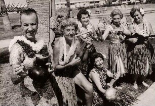 Seniorinnen in Hawaii-Kostümen, Sun-City, Arizona