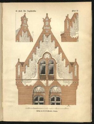 Giebel mit verzierten Fensterumrahmungen.