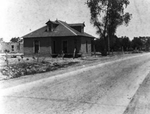 Lehmhaus westlich von Albuquerque : Blick auf ein Haus an einer Straße.