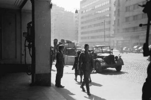 Bukarest: Boulevard Bratianu, Ausblick vom Garagenpalast, mit deutscher Wache