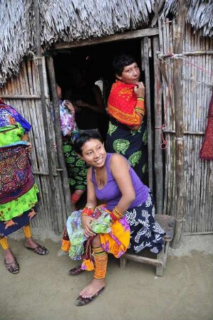 Kuna Yala - Kuna-Frauen vor einer Palmenhütte : Eine junge Kuna-Indianerin sitzt vor dem Eingang zur ihrer Wohnhütte. Aufgenommen am 12. September 2011 auf einer der San Blas Inseln im autonomen Gebiet der Kuna-Indianer vor der Atlantikküste der Republik Panama
