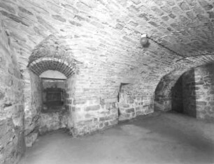 Königstein. Festung. Kommandantenhaus (1589-1591). Keller (1. Untergeschoß) mit verschließbaren Schießscharten