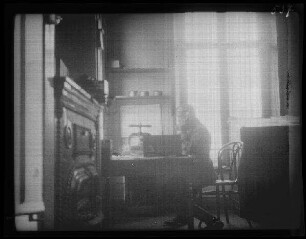 Péronne (Dep. Somme, Frankreich):] Hauptmann Sperr beim Telefonieren an einem Schreibtisch