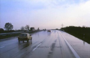 Bundesautobahn 1 von Lübeck in Richtung Hamburg bei regennasser Fahrbahn