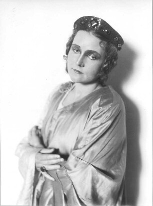 Ein Wintermärchen. Schauspiel in vier Akten von William Shakespeare. Staatsschauspiel Dresden, Neueinstudierung 25.08.1932 mit Musik von A. Chitz. Mit Willi Kleinoschegg als Leontes, König von Sizilien, Grethe Volckmar als dessen Gemahlin Hermione, Peter von Stein als Mamillius und Lotte Meyer als Perdita, ihre Kinder, Paul Paulsen als Antigonus, Walter Liedtke als Cleomenes und Wolfgang Nufer als Dion, vornehme Sizilianer, Stella David als Antigonus' Gemahlin Paulina, Tom Farecht als 1. Edelmann, Carla Hacker als Hofdame, Siegfried Lewinsky als Gerichtsbeamter, Alexis Posse als Polyxenes, König von Böhmen, Felix Steinböck als dessen Sohn Florizel, Rudolf Schröder als alter Schäfer, Martin Hellberg als dessen Sohn, Luis Rainer als Spitzbube Autolycus, Lotte Gruner als Mopsa und Ursula Neumann als Dorcas, zwei Schäferinnen u. a. Regie: G. Kiesau, Bühnenbild: A. Mahnke, Tänze: E. von Cleve-Petz. Fotografien (Negativabzug auf Papier) von Ursula Richter : Grethe Volckmar als Leontes' Gemahlin Hermione