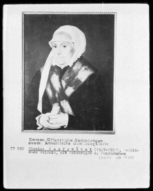 Weibliches Bildnis mit Pelzkragen und Handschuhen