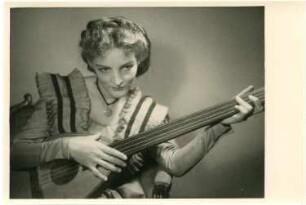 Schauspielerin Traute Richter im Rollenkostüm : Porträt der Schauspielerin Traute Richter im Rollenkostüm. Fotografie (Postkarte) von Käte Basarke. Dresden, um 1950