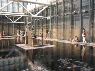 Centre Pompidou, Wasserbecken im oberen Bereich bei den Ausstellungsräumen