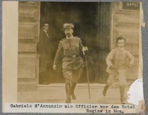 Gabriele d'Annunzio als Offizier vor dem Hotel Regina in Rom