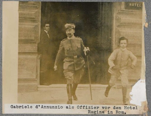 Gabriele d'Annunzio als Offizier vor dem Hotel Regina in Rom