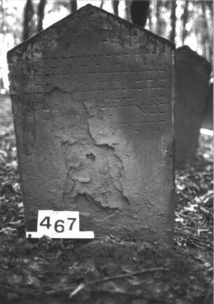Grabstein 467 (Index: 99900969) Material: Sandstein Zustand: großflächige Abplatzung, stellenweise stark verwittert Maße HxBxT: 88x57x88 cm Beschreibung: Stele mit Dreiecksabschluss Besonderheit: Kindergrab: Grabstein 467