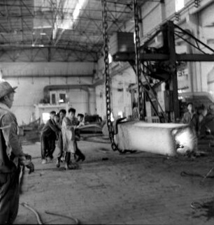 Wuhan (China). Schwermaschinenbau. Stahlblock am Kettengehänge eines Hallenkranes