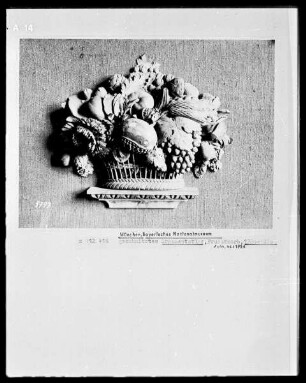 Ornamentstück mit Fruchtkorb