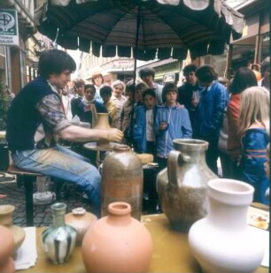 Töpfer führen ihr Handwerk auf einem Straßenfest vor