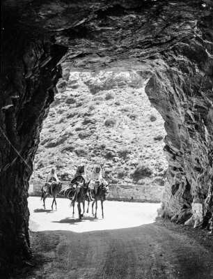 Tunnel und Schlucht : Blick durch einen Tunnel, der durch eine Schlucht bei Kherrata führt.