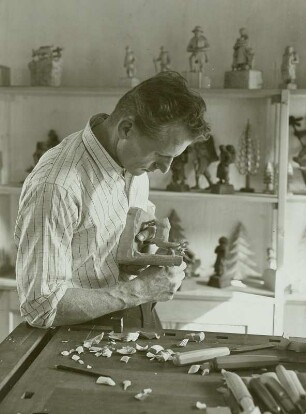 Erzgebirgischer Schnitzer bei der Arbeit : Entstehung einer erzgebirgischen Schnitzerei, Ausstellung Dresden 1938