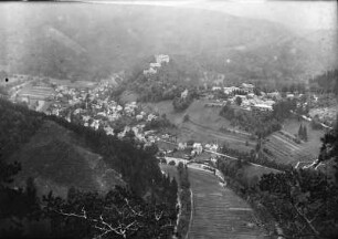 Blick auf Schwarburg : Das Dorf Schwarzburg vom Trippstein aus gesehen.