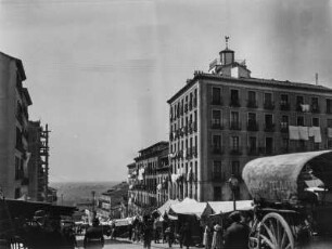 Auf dem El Rastro : Die Straße des El Rastro Marktes in Madrid, mit Blick zum Meer