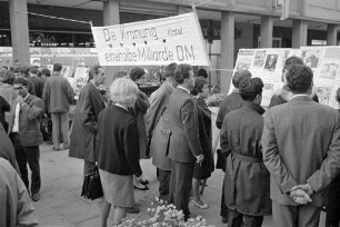 Demonstration persischer Studenten gegen Kaiserkrönung in Persien.