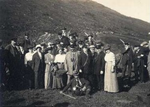 Norwegen. Gruppenbild mit Touristen der Hapag und kleinem Samenkind, in einen Samenlager vor einer Erdhütte bei Tromsø stehend