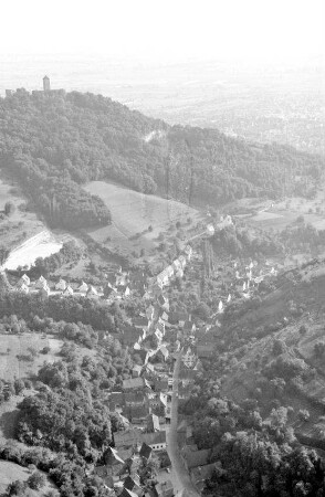Bensheim: Dorf im Tal, Hintergrund Turm