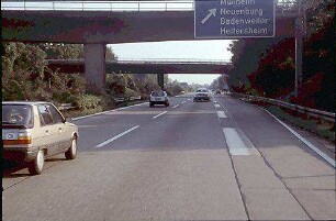 Hauptfahrbahn Ost (Basel Richtung Karlsruhe): Bahnbrücke und Brücke B378 von Süden