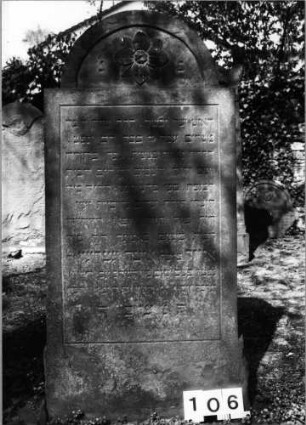 Grabstein 106 (Index: 99629607) Material: Sandstein Zustand: leicht verwittert Maße HxBxT: 155x71x11 cm Beschreibung: Stele mit eingezogenem Rundbogenabschluß Symbolik: achtblättrige Blüte: Grabstein 106