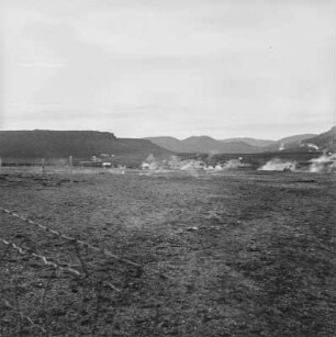 An den heißen Quellen : Landschaft mit einer umzäunte Fläche mit heißen Quellen