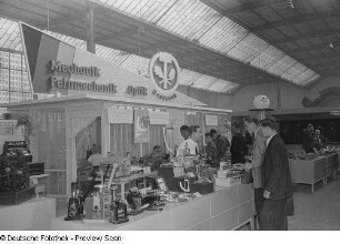 Besucher der Technischen Messe 1953 an Ständen mit feinmechanischen Geräte