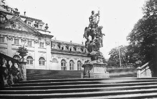 Fulda, Residenzschloss, Orangerie, Freitreppe mit Floravase Gebäudeentwurf von Welsch 1719-1720; Gebäudeausführung von Gallasini 1722-1724; Floravase von Humbach 1728; Welsch, Maximilian von; Gallasini, Andrea; Humbach, Friedrich