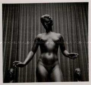 Paris, Bildhauer Professor Arno Breker, Figur "Iris" (Detail)