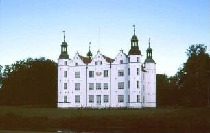 Gartenansicht, mit Wiese davor