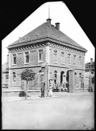 Borna. Regimentshaus mit Wache des K. S. Karabinier-Regimemts
