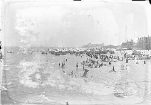 Ostende, Blick auf Strand mit Badekarren