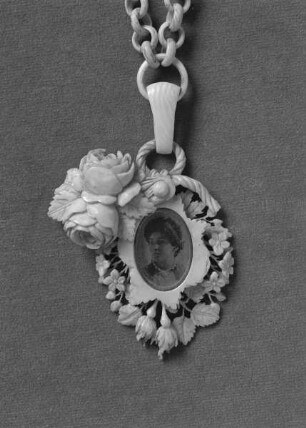 Halskette mit Anhänger in Form eines Rosenstraußes