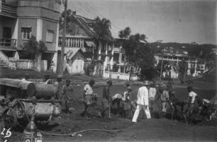 Straßenbau : Männer beim Neubau der Ashmun-Street in Monrovia.