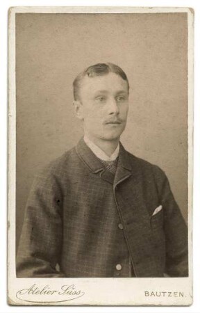 Porträtfoto eines Mannes, wahrscheinlich aus Nucknitz : Portretowe foto muža: Wawrik z N. (najskěrje Nuknica)
