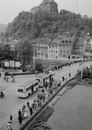 Greiz. Stadtansicht mit Oberem Schloß auf dem Schloßberg. Blick über die Friedensbrücke (Straßenbrücke über die Weiße Elster) nach Nordwest